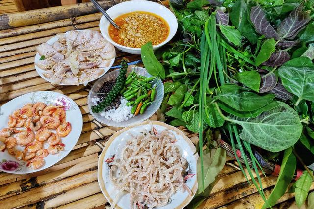 Rượu cần Kon Tum - Được chưng cất từ các loại ngũ cốc, rượu cần Kon Tum mang hương vị đặc trưng của vùng miền Tây Nguyên.